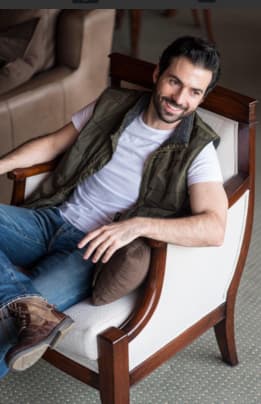 A este galán le encanta el deporte, la cocina y la pintura.