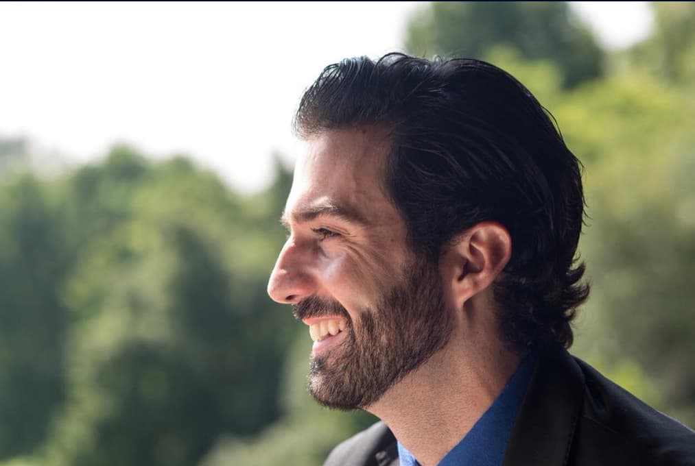 Tiene una linda sonrisa.