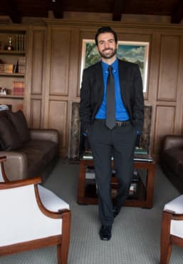 ¡Pablo es muy varonil! ¡No te pierdas a estos galanes a partir del lunes 25 de enero en "El Hotel de los Secretos" por Univision.