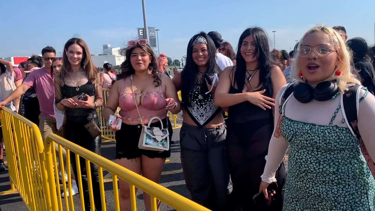 Muchas de las fanáticas acudieron con el cabello pintado y con el look inspirado en la intérprete colombiana.