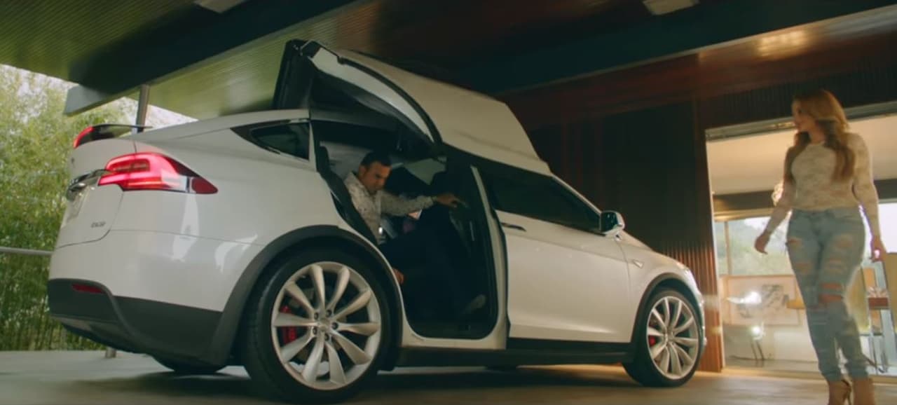 Para el video 'Me prometí olvidarte', la 
<b>Banda El Recodo de Don Cruz Lizárraga</b> sale de lo establecido al utilizar una SUV innovadora, 100% eléctrica.