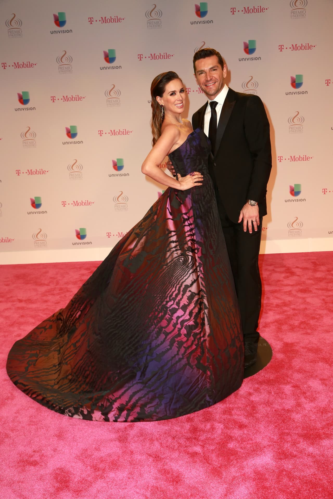 La actriz y presentadora lució un hermoso vestido, Martín de lo más elegante.