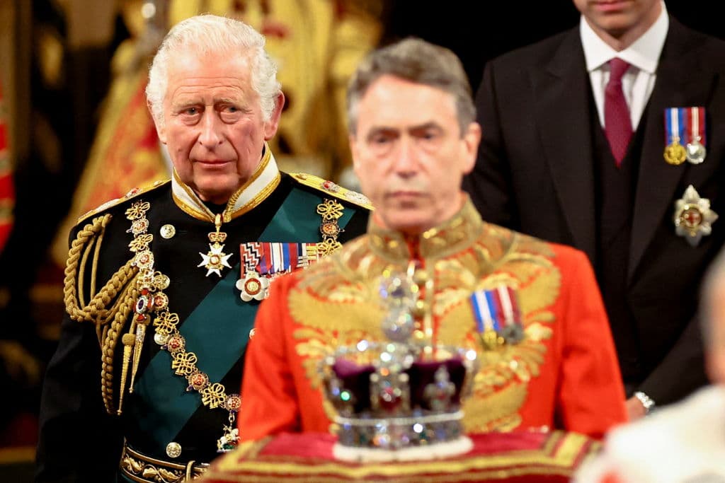 El Príncipe Carlos de Gales avanza detrás de la Corona Imperial de Estado a través de la Galería Real durante la Apertura de Estado del Parlamento en las Casas del Parlamento, en Londres, el 10 de mayo de 2022.