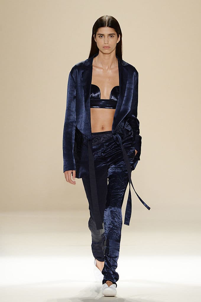 Llevar el pelo liso es algo que va y viene. Los especialistas en moda lo aman, luego lo odian, pero luego lo vemos en la pasarela del Nueva York Fashion Week, ¿entonces? Creemos que es un imprescindible. Sin duda en la colección de 
<a href="https://www.victoriabeckham.com/">Victoria Beckham</a> brilló como nunca antes lo había hecho. ¿Por qué? Porque se ve pulcro y no le quita protagonismo a la colección pero se ven perfectos juntos. 
<br>