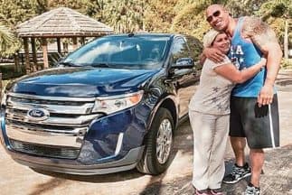 Dwayne Johnson, 'The Rock', regala camioneta a su ama de llaves