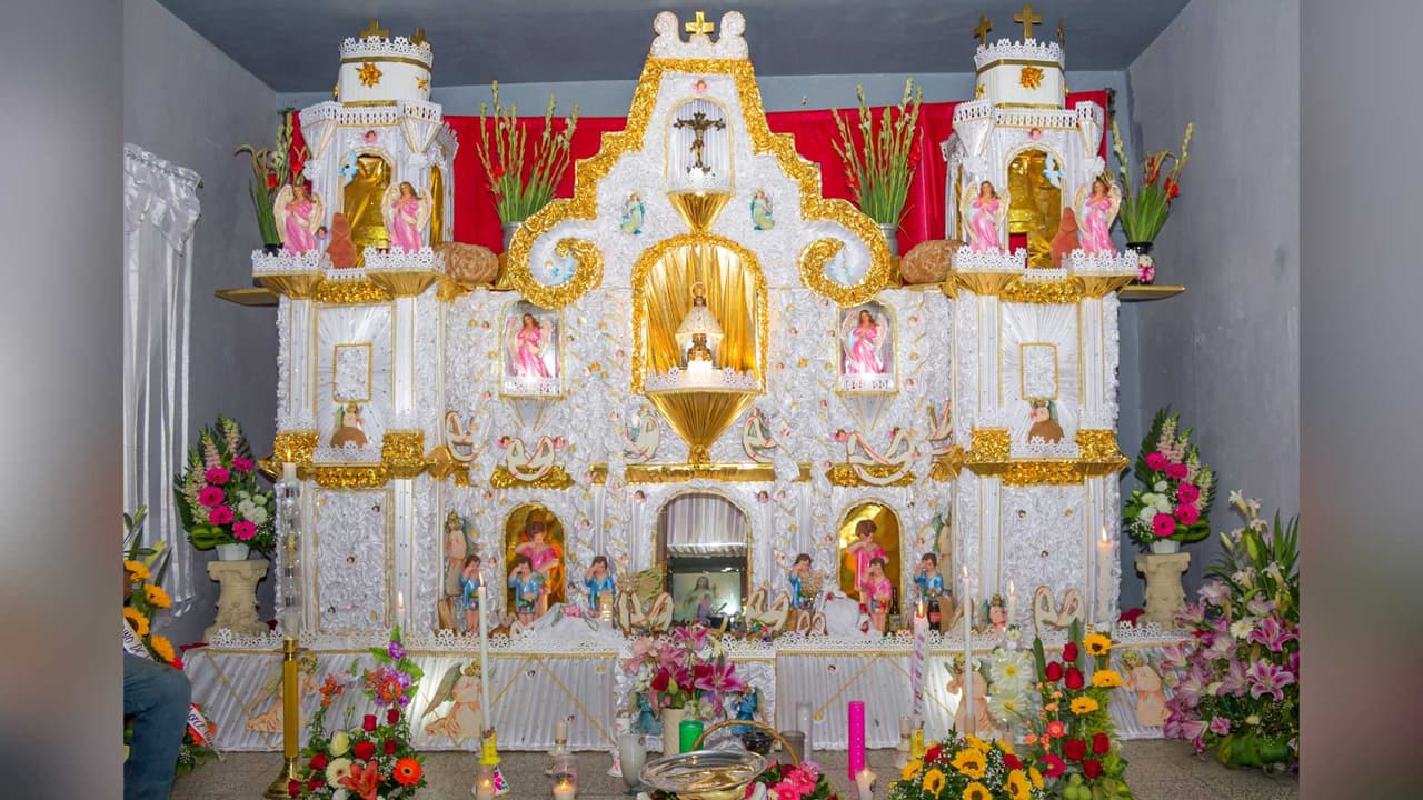 Julio Santiago, también parte del equipo organizador, reflexionó sobre el impacto emocional de estas tradiciones: "Lo que me impacta es la manera de convertir el dolor en algo tan bello. Las ofrendas son altares de amor y de despedida, pero también de esperanza."