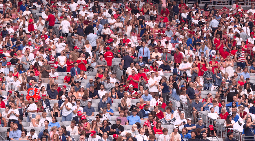 Los organizadores pidieron a los mismos
<b> acudir vistiendo los colores rojo, blanco o azul</b>, los de la bandera de Estados Unidos.