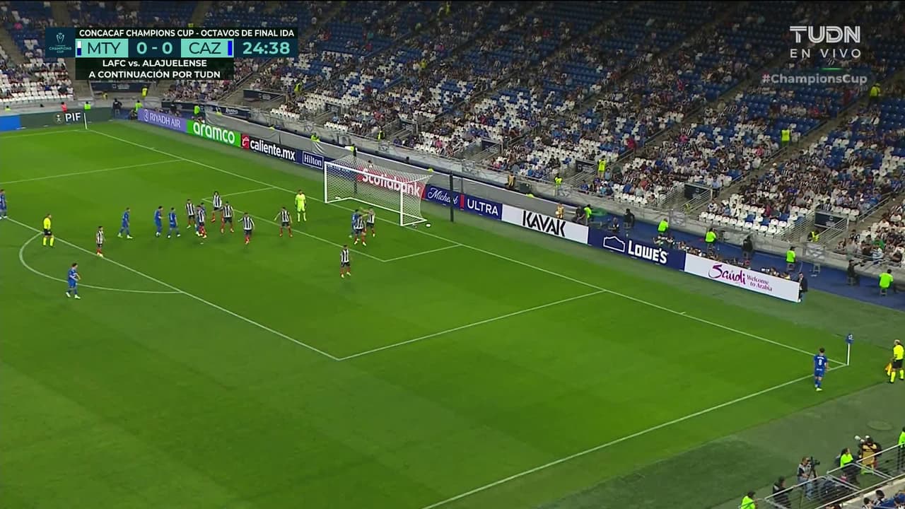 ¡GOL!  anota para Cruz Azul. Érik Lira