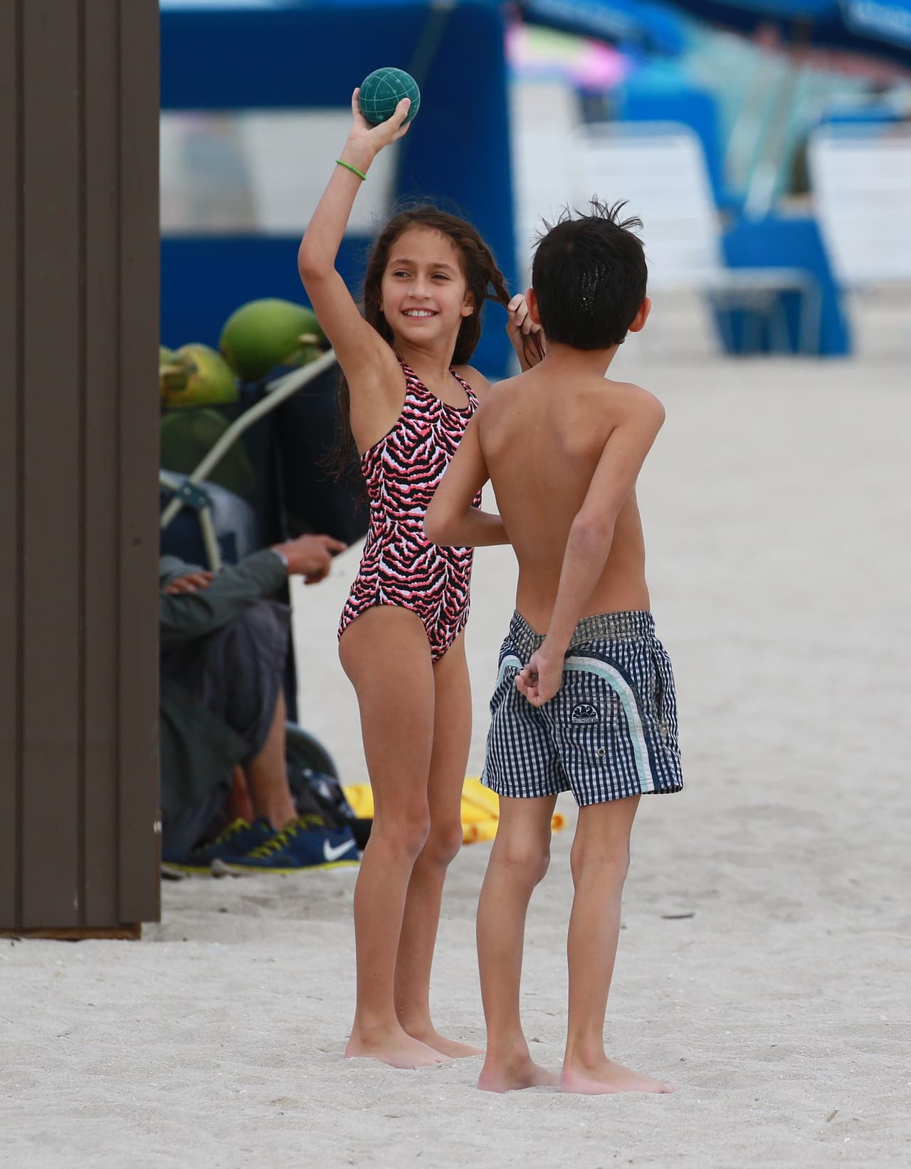Lanzaron pelotas y corrieron por la arena.