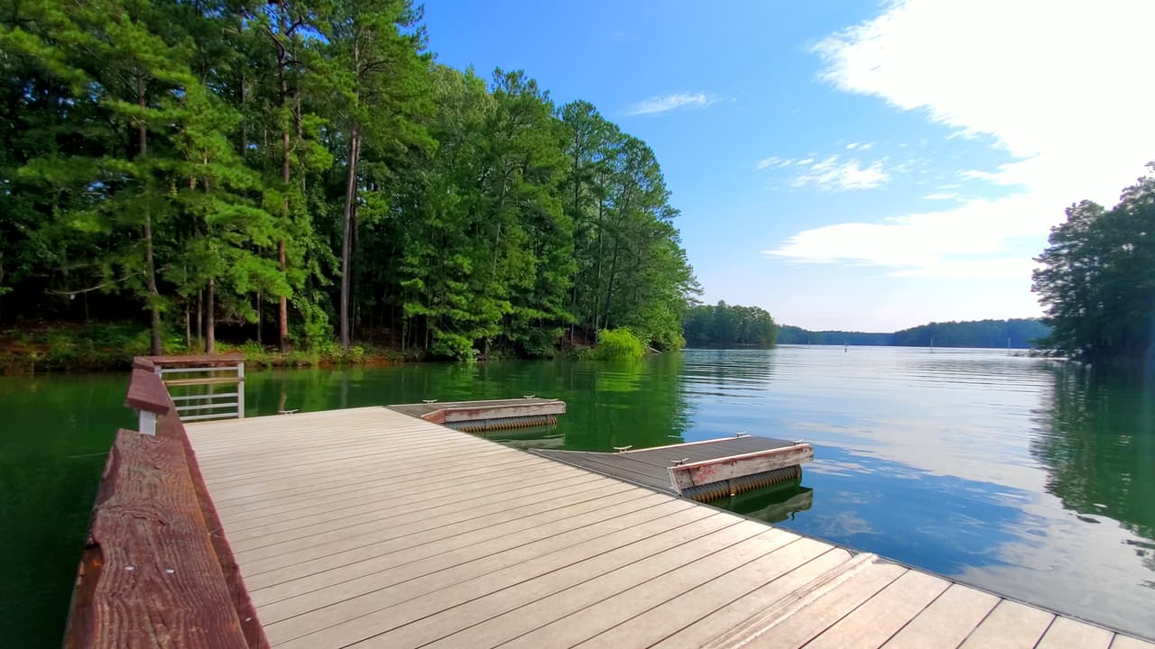También encontrarás muelles para embarcaciones y practicar la pesca.