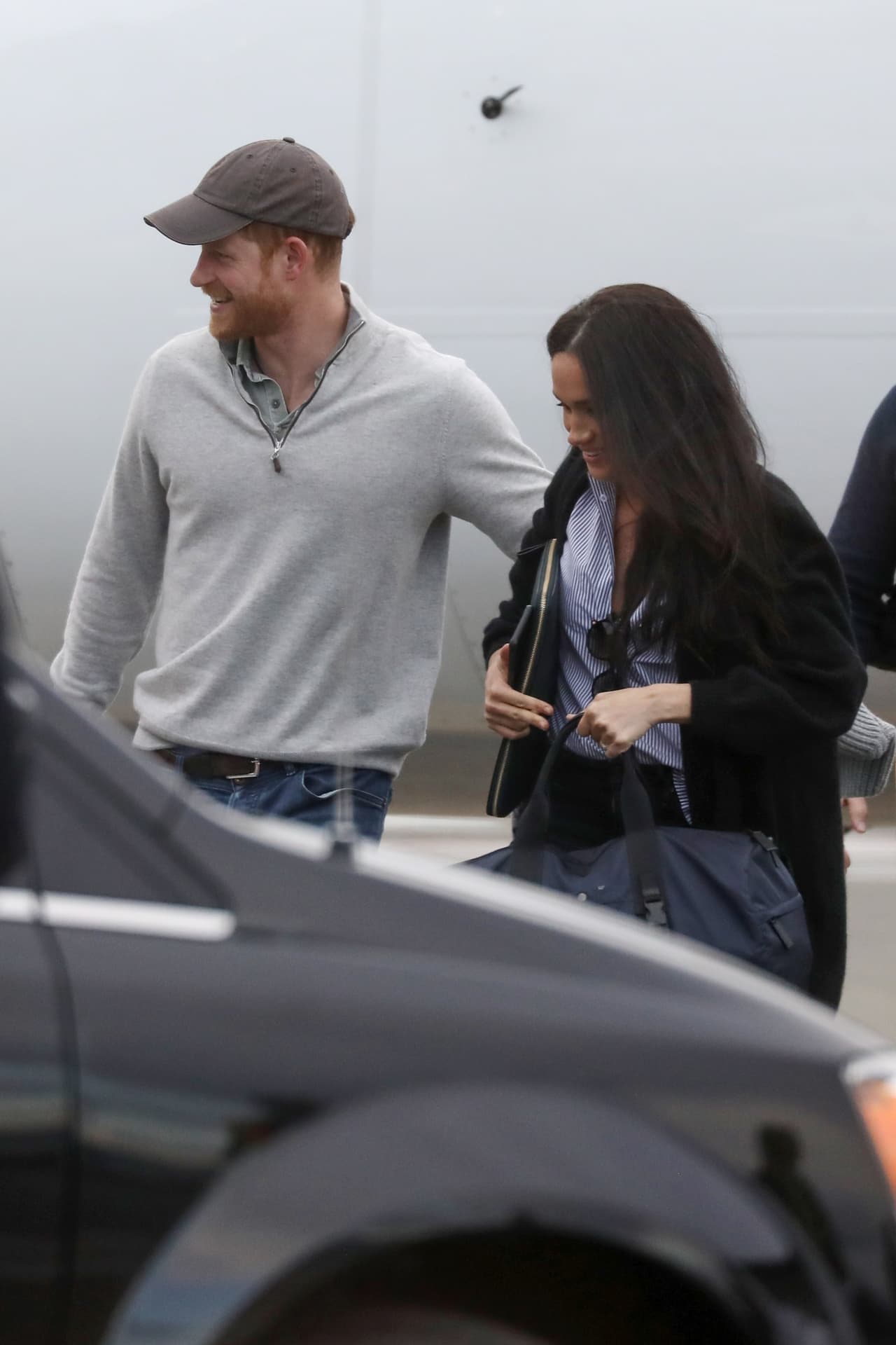 En la nueva edición, Scobie y Durand afirmaron que han "hablado con amigos cercanos de Harry y Meghan, asistentes reales y personal del palacio (del pasado y presente), las organizaciones benéficas y organizaciones con las que han establecido relaciones duraderas. y, en su caso, con la propia pareja".
<br>