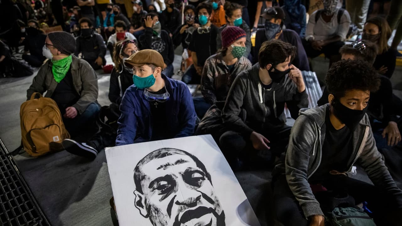 "Debe ser un día de lucha": activistas alistan mural gigante de 'Black Lives Matter' para el 4 de Julio