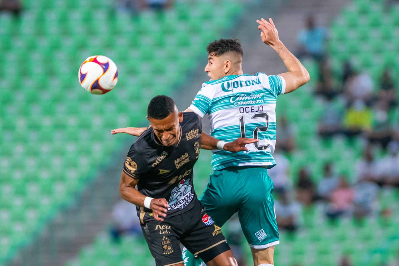 León comienza a desmotstrar el futbol que lo hizo campeón del futbol mexicano y vencen 1-2 a Santos. La Fiera escaló hasta la novena plaza y los Guerreros se mantienen en el tercer lugar.