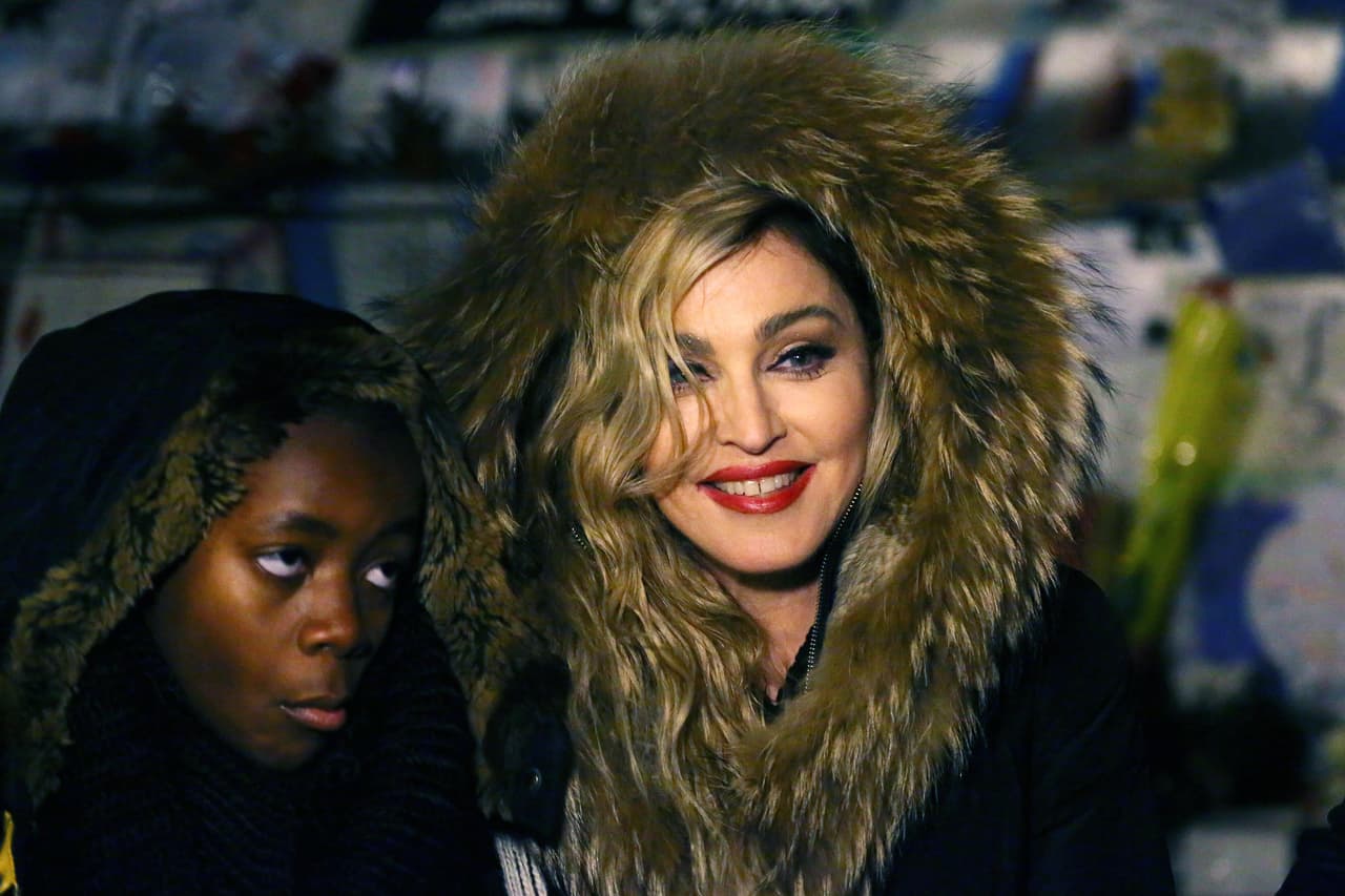 Madonna es amante fiel de esta textura, a sido visa incontables veces con gorros y chamarras de este estilo.