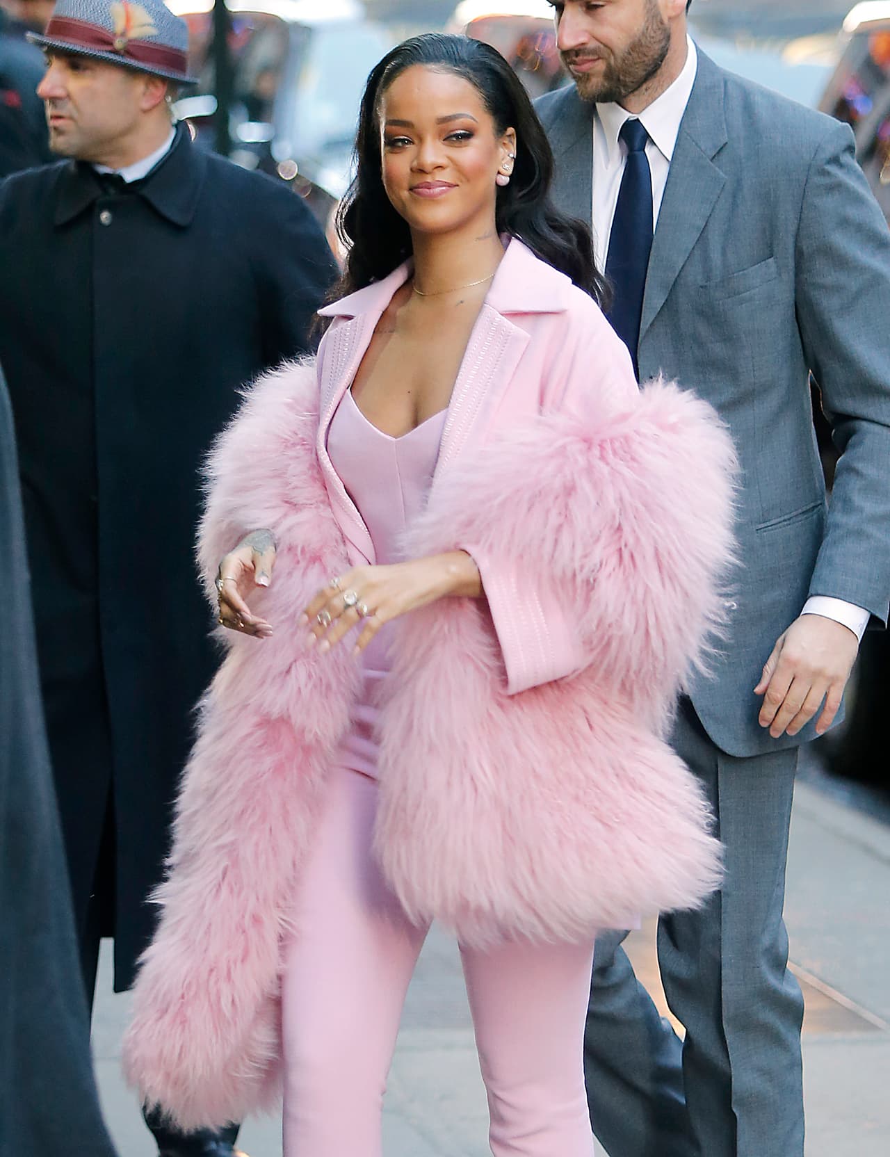 Pero si lo tuyo es ser más colorida, busca alguna de un color vivo y combínalo con tonos neutros.