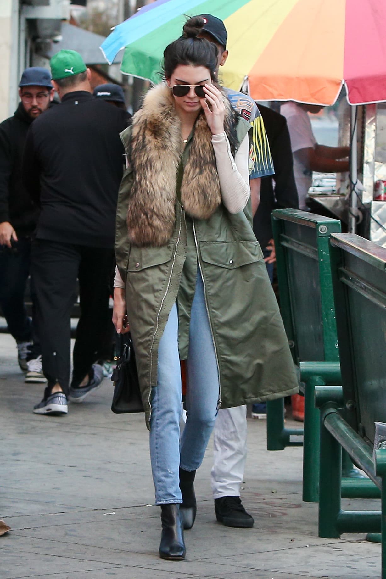 La socialité y por supuesto experta en moda Kendall Jenner, lleva una café al rededor de su cuello y sobre su gabardina verde militar que le va perfecto. Este color junto con el 'nude', blanco, y borgoña, serán tus aliados para lucir tus prendas 'furry'.