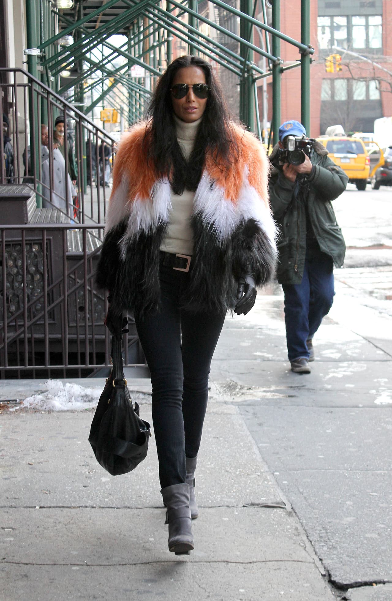 Aunque podría ser arriesgado, los cortes simétricos y el uso de más de dos colores es una buena opción su eres de complexión delgada, este abrigo 'furry' tambien estilizará la parte de tu espalda y hombros. ¡Toda una 'it girl' caminando por las calles!