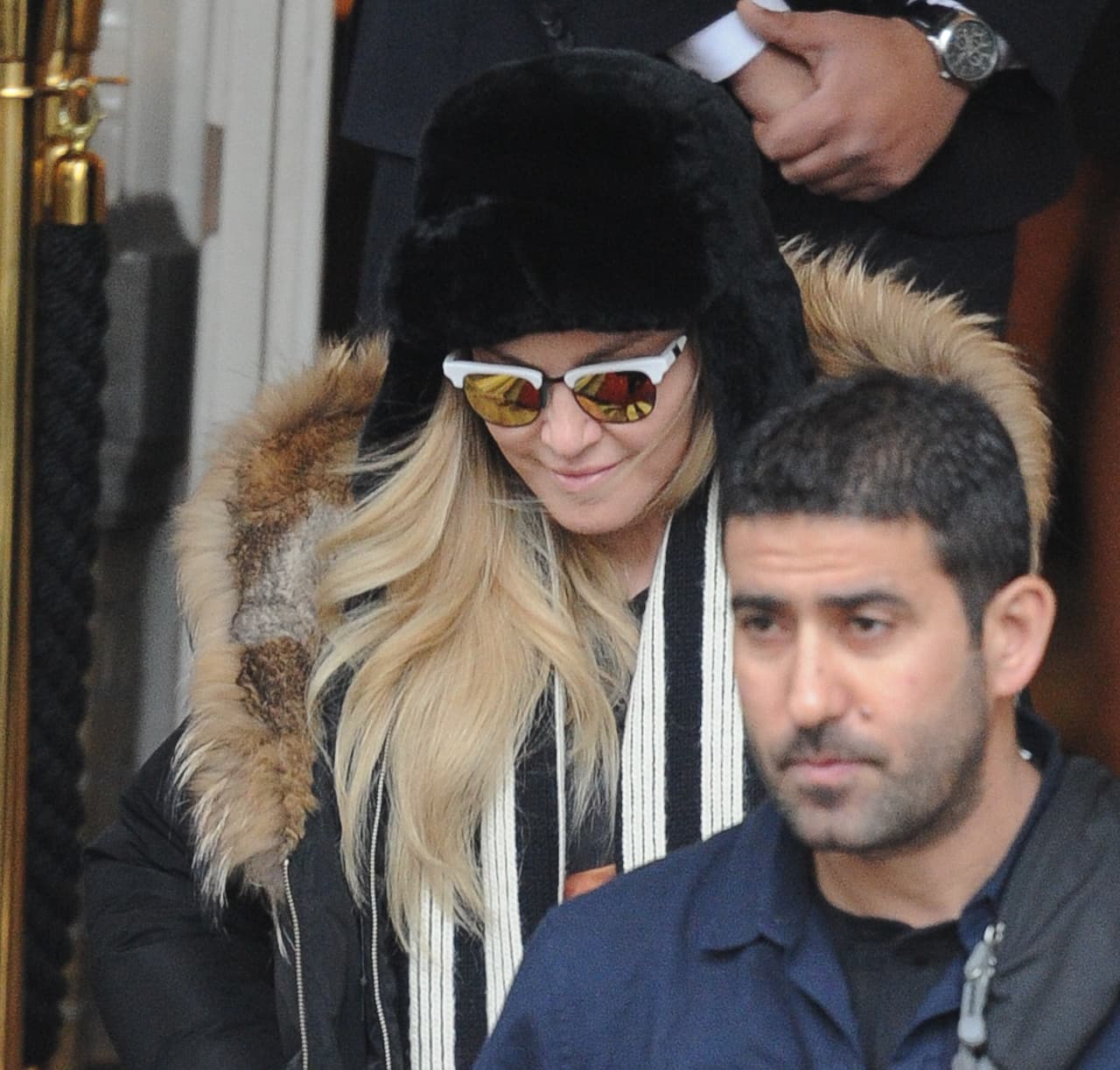 En particular uno negro que cubre incluso sus orejas, ella sin duda no pasa frío nunca.