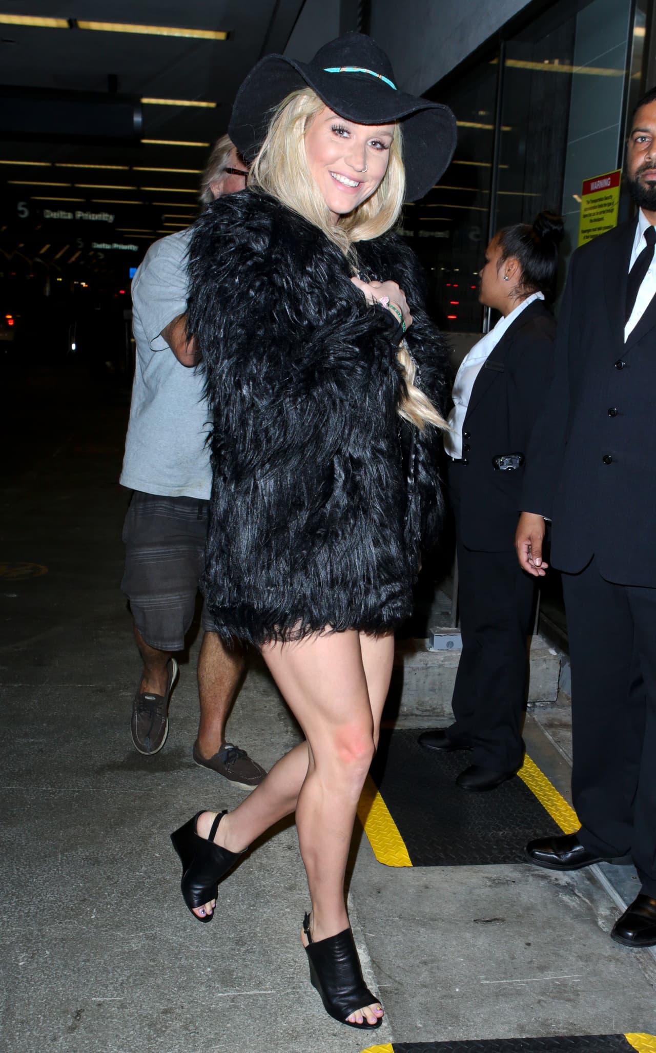 Kesha es otra que lo prefiere en negro. Si el estilo de tu abrigo es así, procura llevar tacones y probar con accesorios en la cabeza.