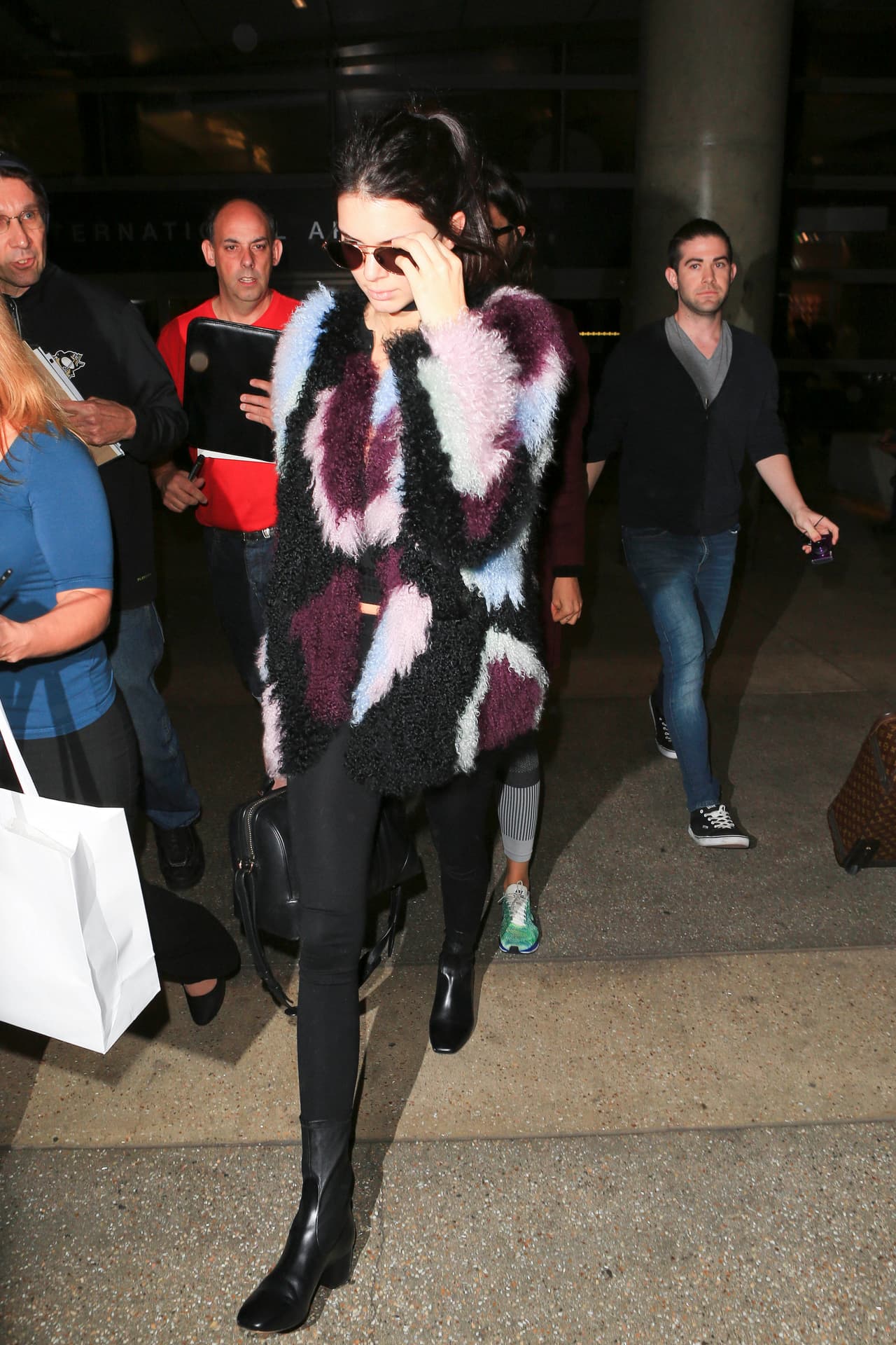 Una de estas es la textura furry. Seguro la conoces porque es una especie de peluche que podemos encontrar en abrigos, chalecos, gorros, 'scarfs' y hasta guantes, y que además es súper calientita.