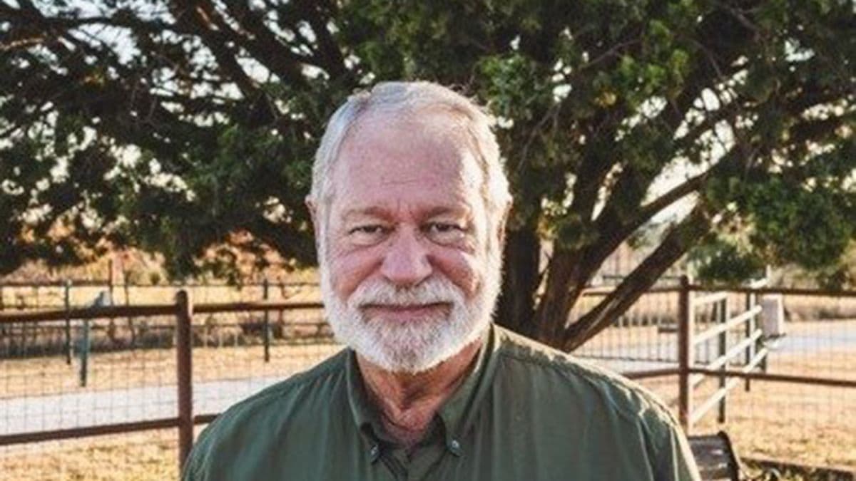 Gobernador de Texas entregará la Medalla de Valentía al hombre que disparó y mató al atacante de una iglesia 