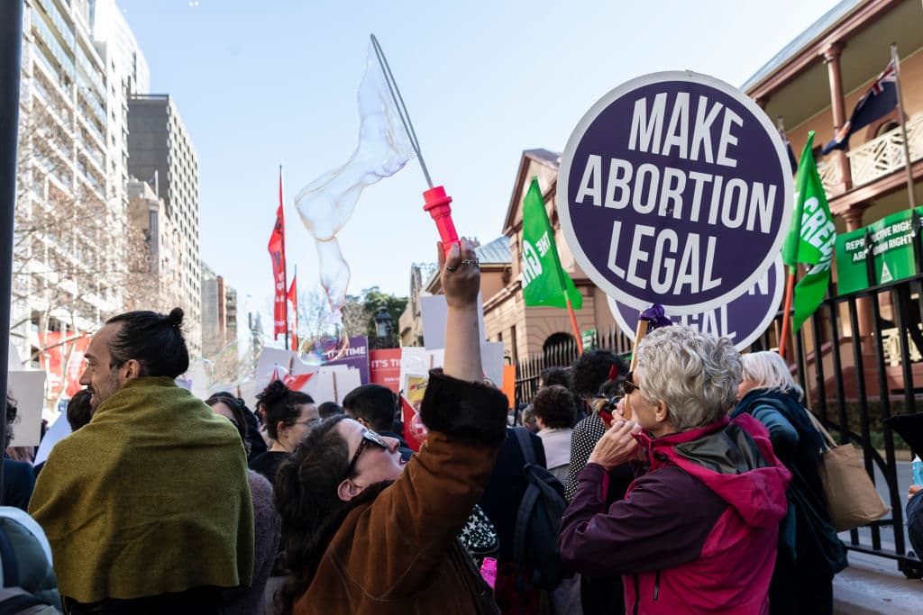Los australianos llevaban meses protestando en las calles a favor de que ocurriera lo que finalmente se concretó esta semana: el aborto ya no es un crimen.
<b>Los abortos habían estado en el código criminal de New South Wales desde 1900 y tenían una penalidad de 10 años de prisión. </b>