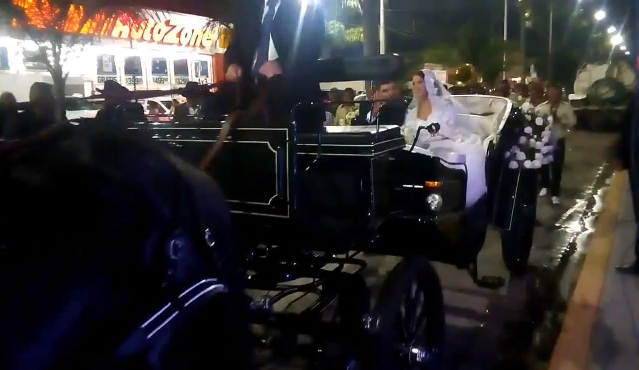 Los novios llegaron en una calandria porfiriana tirada por cuatro caballos, 
<b>entre aplausos y ovaciones de curiosos</b>.