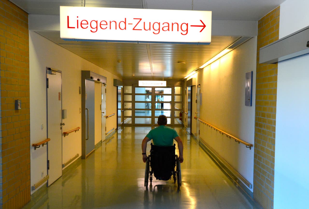 <b>Alemania</b>: tiene el sistema de salud universal más antiguo del mundo. 90% de las personas aprovechan la atención pública ofrecida mediante 124 “fondos de enfermedad” (Krankenkassen); mientras que apenas 10% usa el sistema privado, al cual deben acceder quienes tengan ingresos superiores a determinado monto. Los Krankenkassen están obligados a ofrecer un paquete amplio de servicios de salud, no obstante, las aseguradoras privadas ofrecen coberturas suplementarias que costean servicios extra como lentes, cuidado dental adicional y otros.