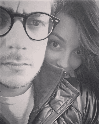 Regina se rehúsa a ser una chica normal, siempre logra aparecer en las selfies de su príncipe azul.
<br>