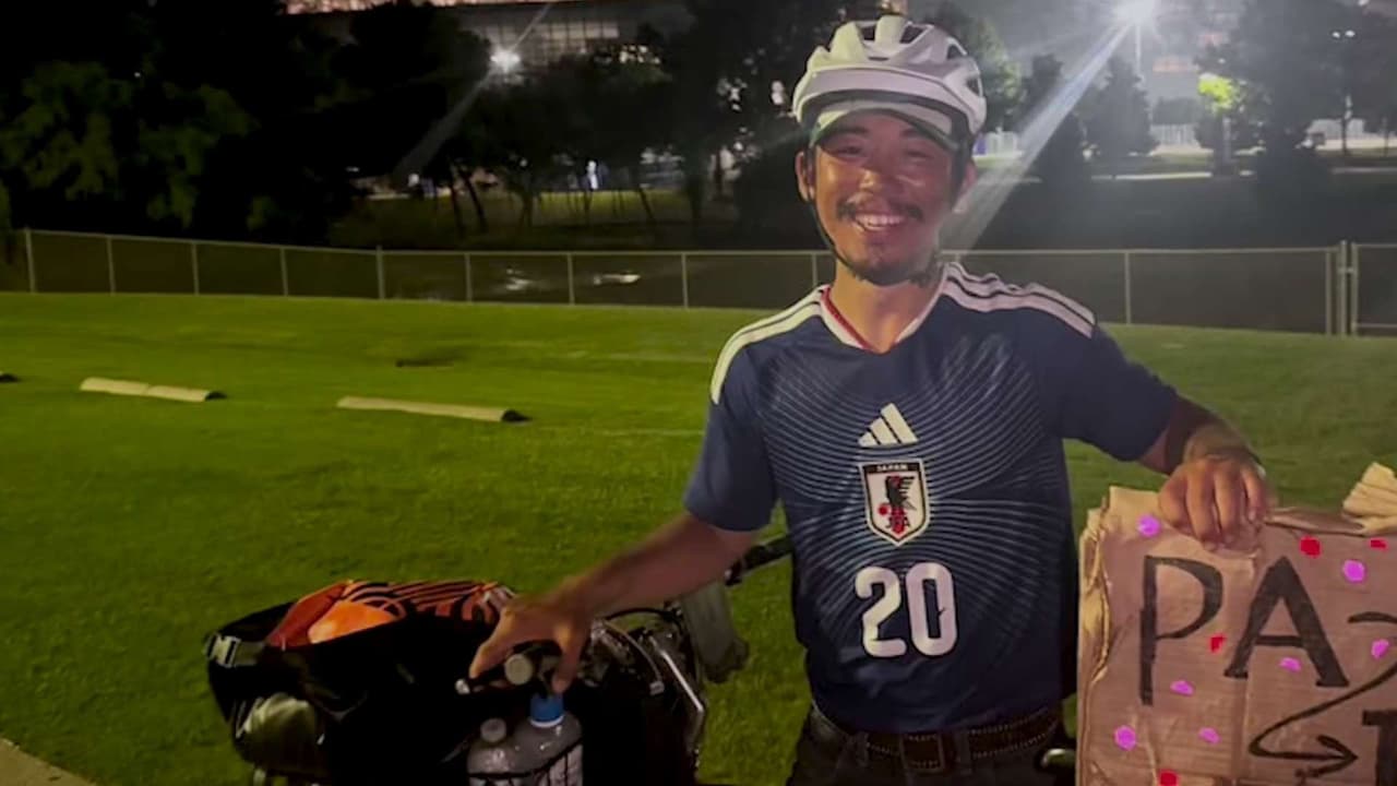 Un estudiante japonés llegó pedaleando a Arlington para ver el partido