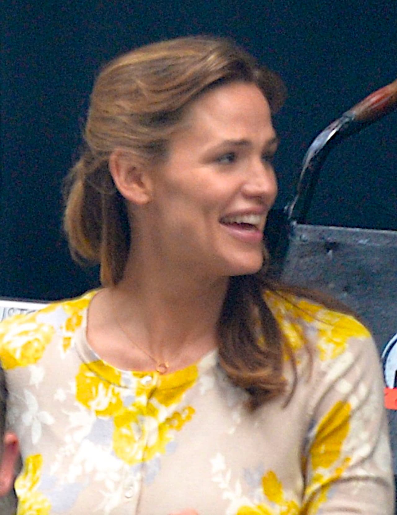 Jennifer se ve muy sonriente.