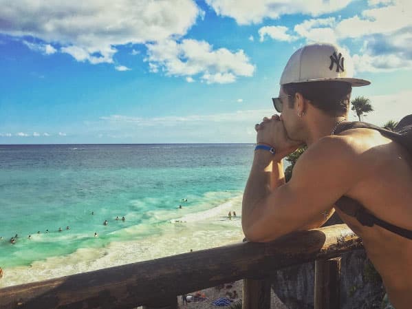 Fue jugador de fútbol en su natal ciudad de Toluca, sin embargo una lesión en el codo lo obligó a abandonar el deporte.