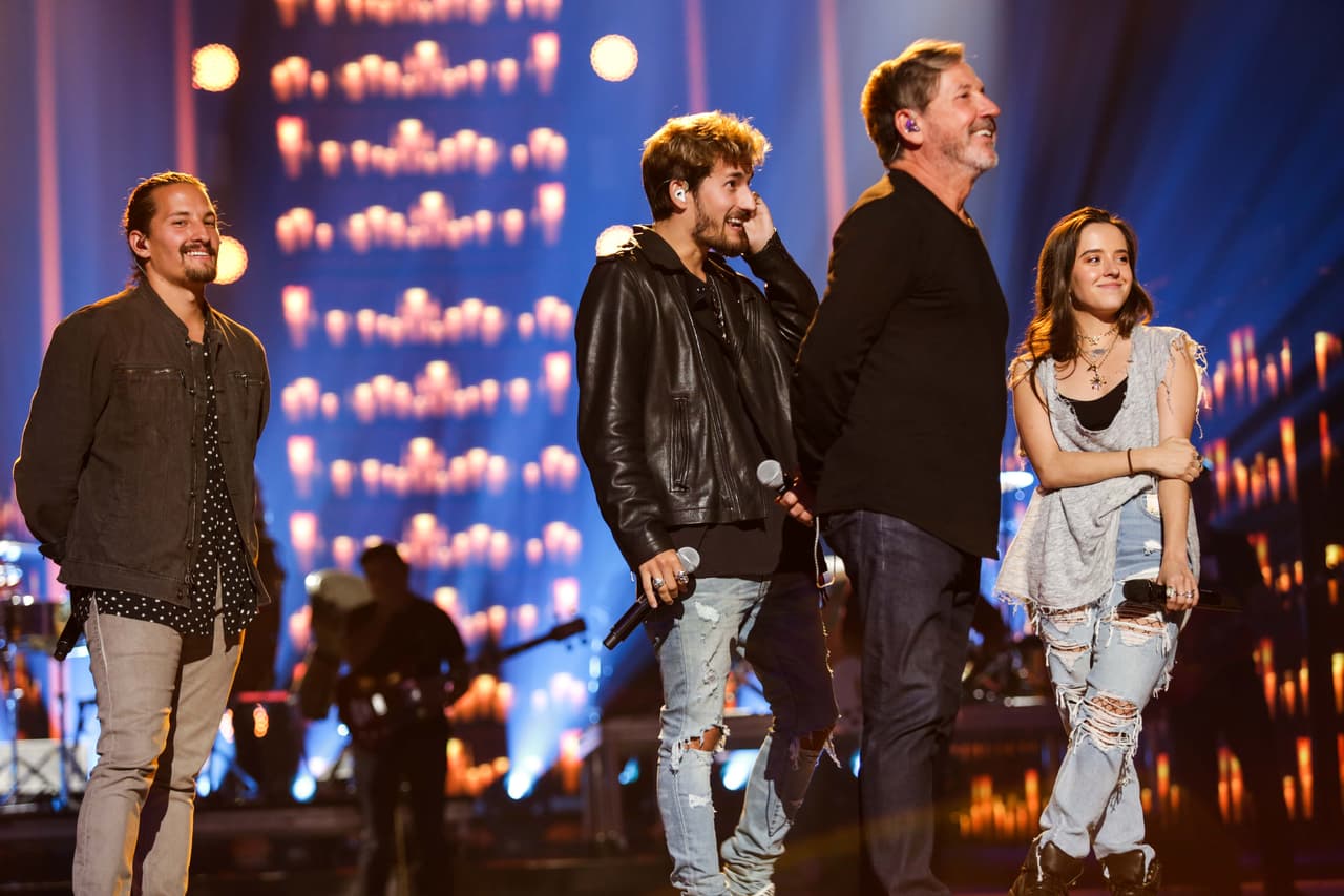 <b><a href="https://www.univision.com/especiales/premio-lo-nuestro">Ricardo Montaner</a></b> acompañado de sus hijos, Evaluna, Mau y Ricky te dejaran boquiabiertos en la edición 30 de Premios Lo Nuestro.