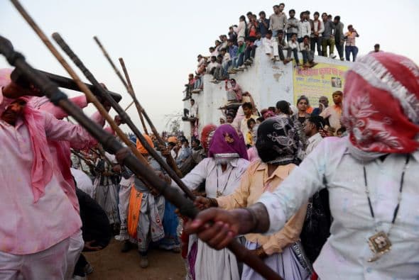 En la ciudad natal tradicional de Krishna, en Nandgaon, los hombres de la aldea son golpeados con palos por las mujeres de Nandgaon.
