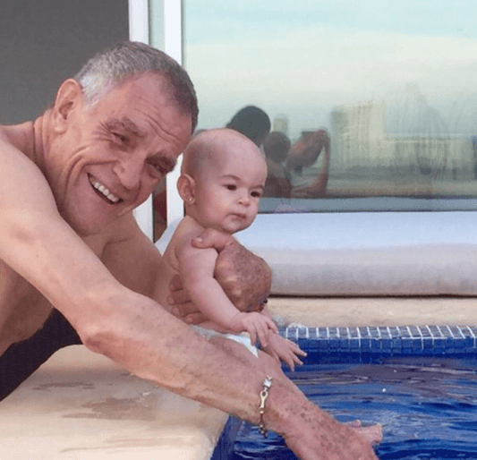 Al mismo tiempo que Cristy que dedicaba unas bellas palabras, la esposa de Alan compartió algunas imágenes de este hombre cuya sonrisa siempre recordaremos.