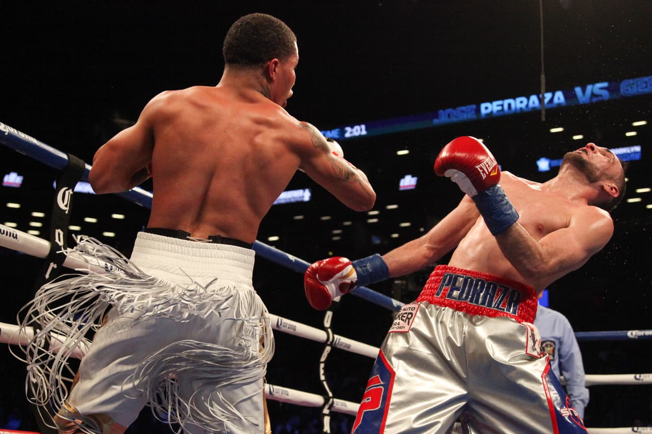 Y en el séptimo episodio Gervonta Davis conectó tremendo gancho de derecha que provocó que José Pedraza se fuera a la lona para que el réferi diera por terminado el combate y el estadounidense se proclamara como campeón.