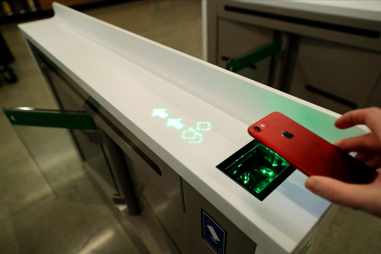 En esta imagen se muestra la manera de escanear la aplicación que da acceso a la tienda.