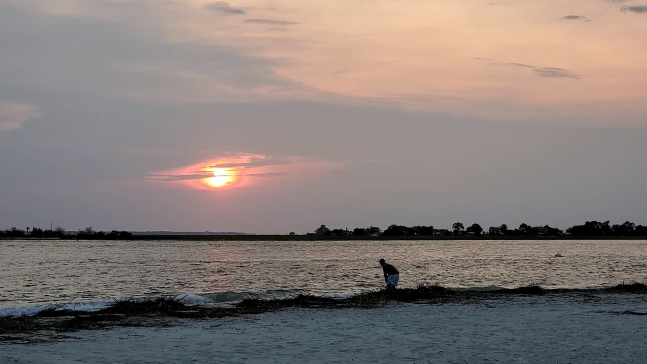 Esta amplia extensión de arena ofrece suaves olas, avistamientos de delfines y espectaculares puestas de sol.