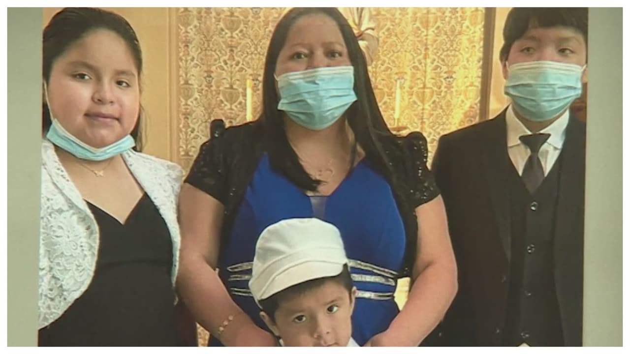 Poco después descubrió a sus tres hijos en sus dormitorios, 
<b>quienes fallecieron estrangulados. </b>El cuerpo de su mujer fue encontrado después también sin vida.