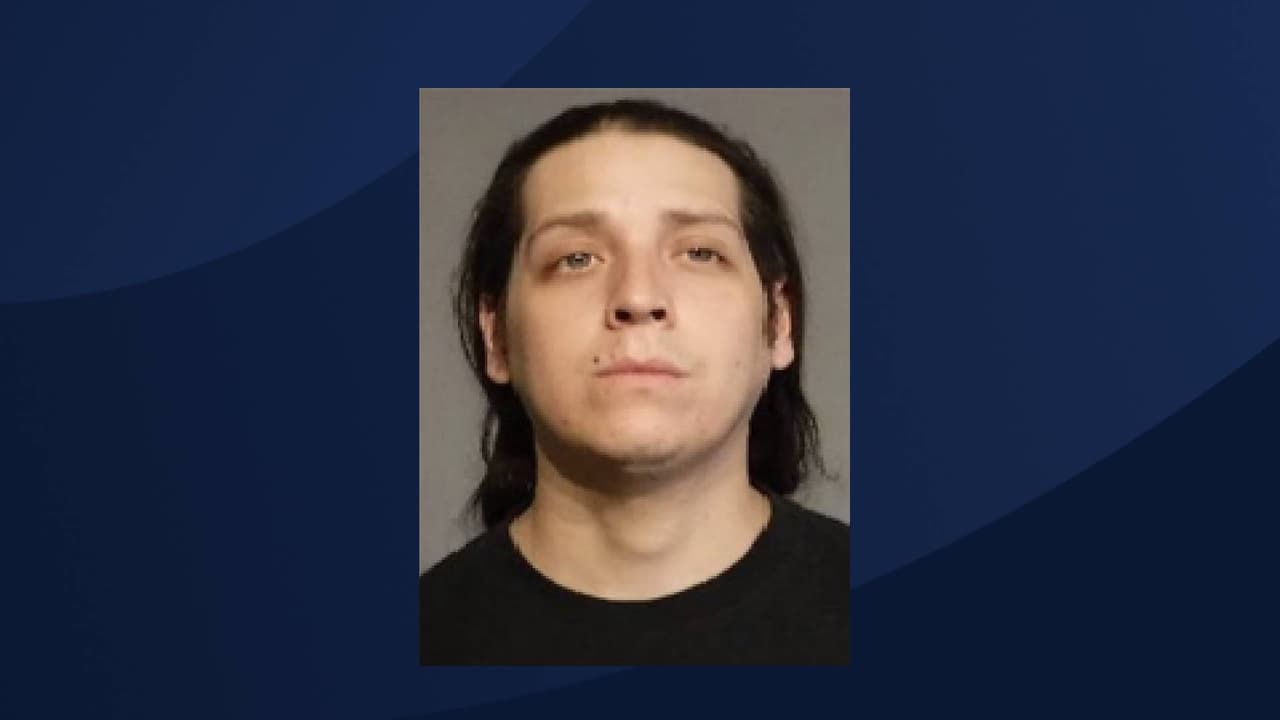 Jesse Xavier Navarrete de 31 años: “Divulgación ilegal de imágenes que muestren estados de desnudez”, indica la Oficina del Sheriff del Condado de Yuma.