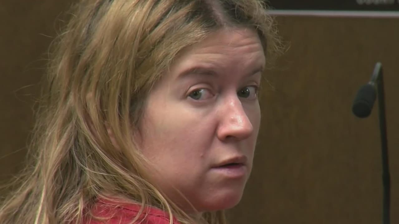 <b>Esta madre confiesa que estranguló a su hijo y dice que lo hizo al creer que el gobierno de Rusia abusaría del pequeño</b>
<br>
<br>La mujer, de origen ruso, le dijo a la policía en Illinois que no podía dormir porque estaba preocupada por la situación entre Rusia y Ucrania. Aseguró que comenzó a tener pensamientos de que el gobierno ruso se iba a llevar a sus hijos y abusaría de ellos. Agregó a la policía que su esposo trataba de venderla en una web oscura y que la gente creía que ella era una espía de Rusia.