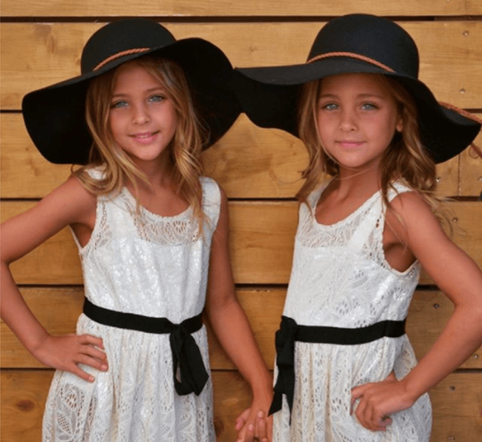 Ella misma desempolvó una vieja cámara y tomó las primeras fotos con vestidos de la boutique de una vecina. Fue toda una aventura. Las gemelas hasta se pelearon en medio de la sesión.