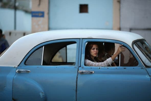 Aquí vemos a una mujer a bordo de un taxi independiente en el Centro de La Habana.