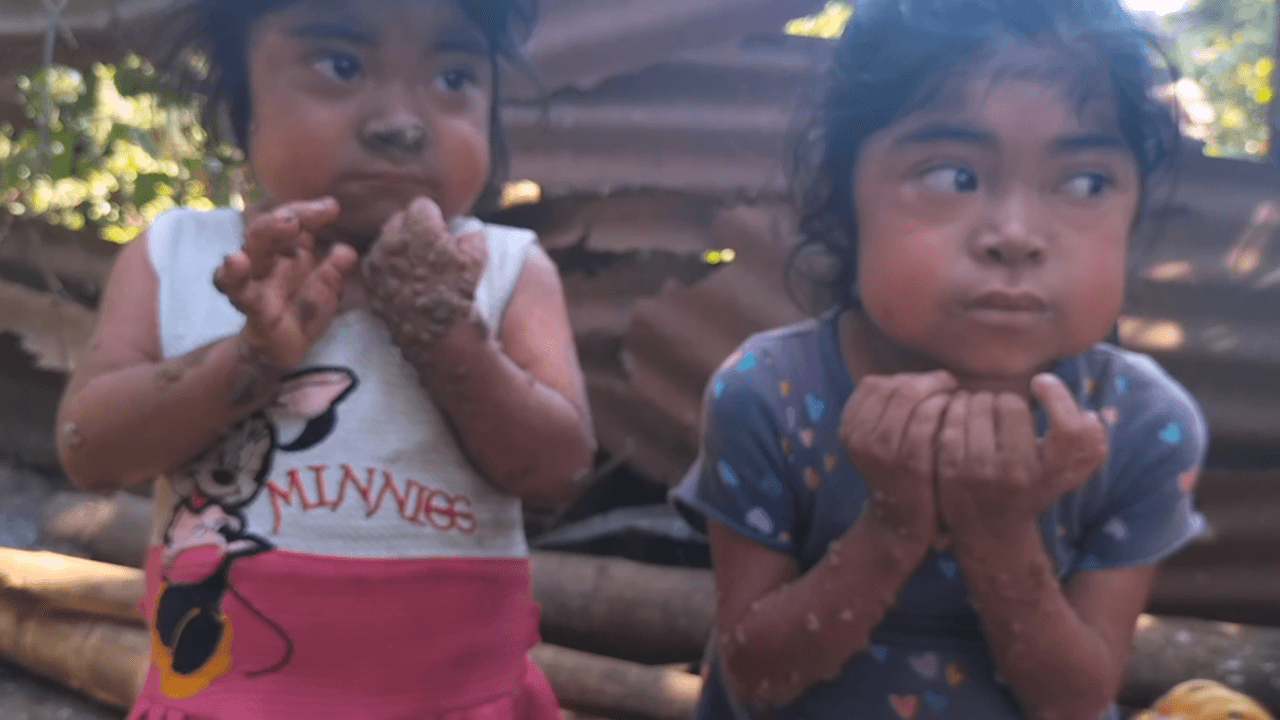 Astrid y Siada sueñan con estar sanas y poder ir tranquilas a la escuela.
