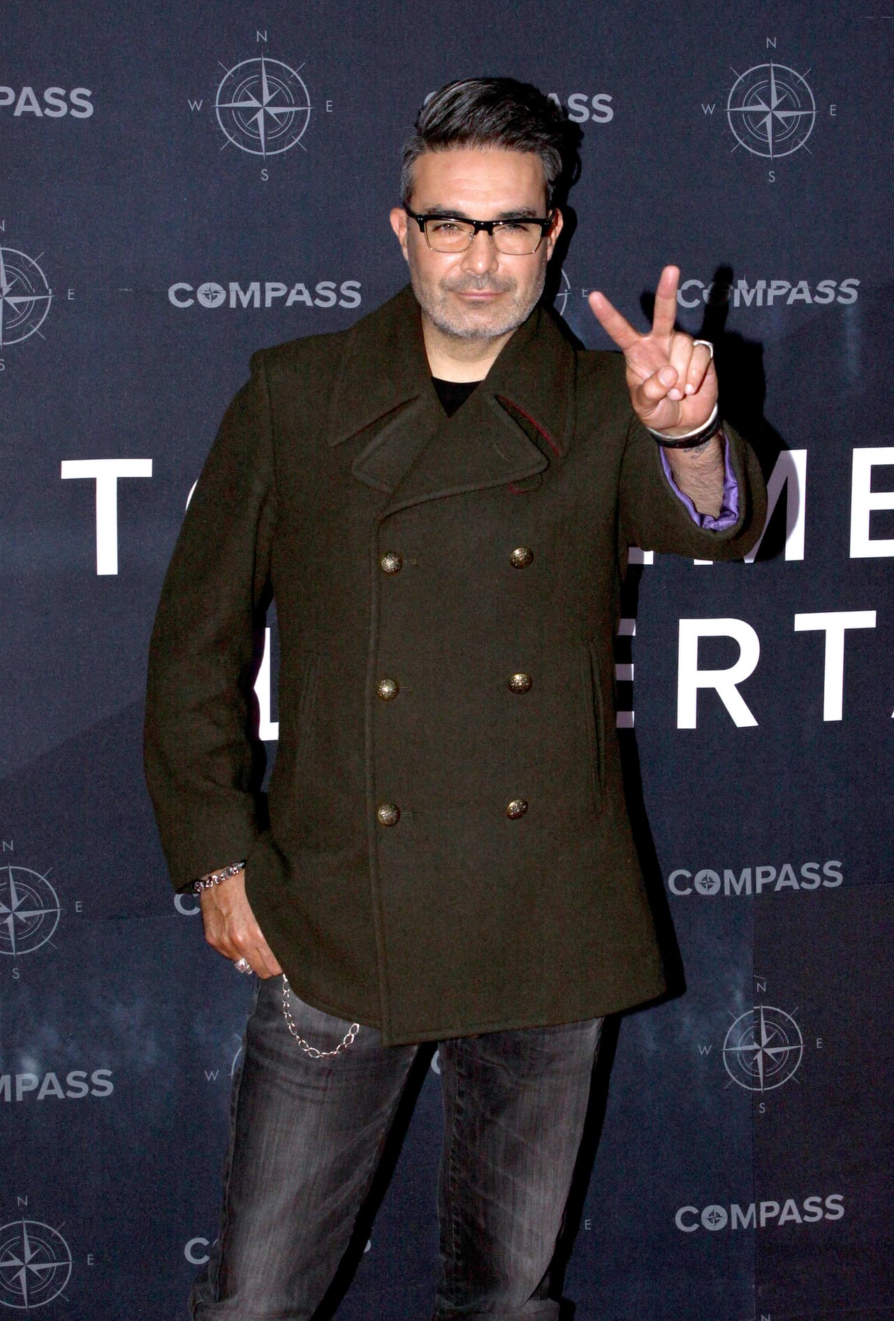 "Estoy viviendo mi pasión, es lo que me apasiona, doy gracias a Dios que después de 27 años siga trabajando, siga haciendo lo que me gusta, me sigan llamando, me sigan buscando y que yo pueda empezar también a crear, a generar, he producido, 
<b>me falta dirigir</b>, quiero volver a producir, vivo de esto", aseguró el actor de 
<b><a href="https://www.univisionnow.com/video/el-manantial-captulo-6" target="_blank">El Manantial.</a></b>