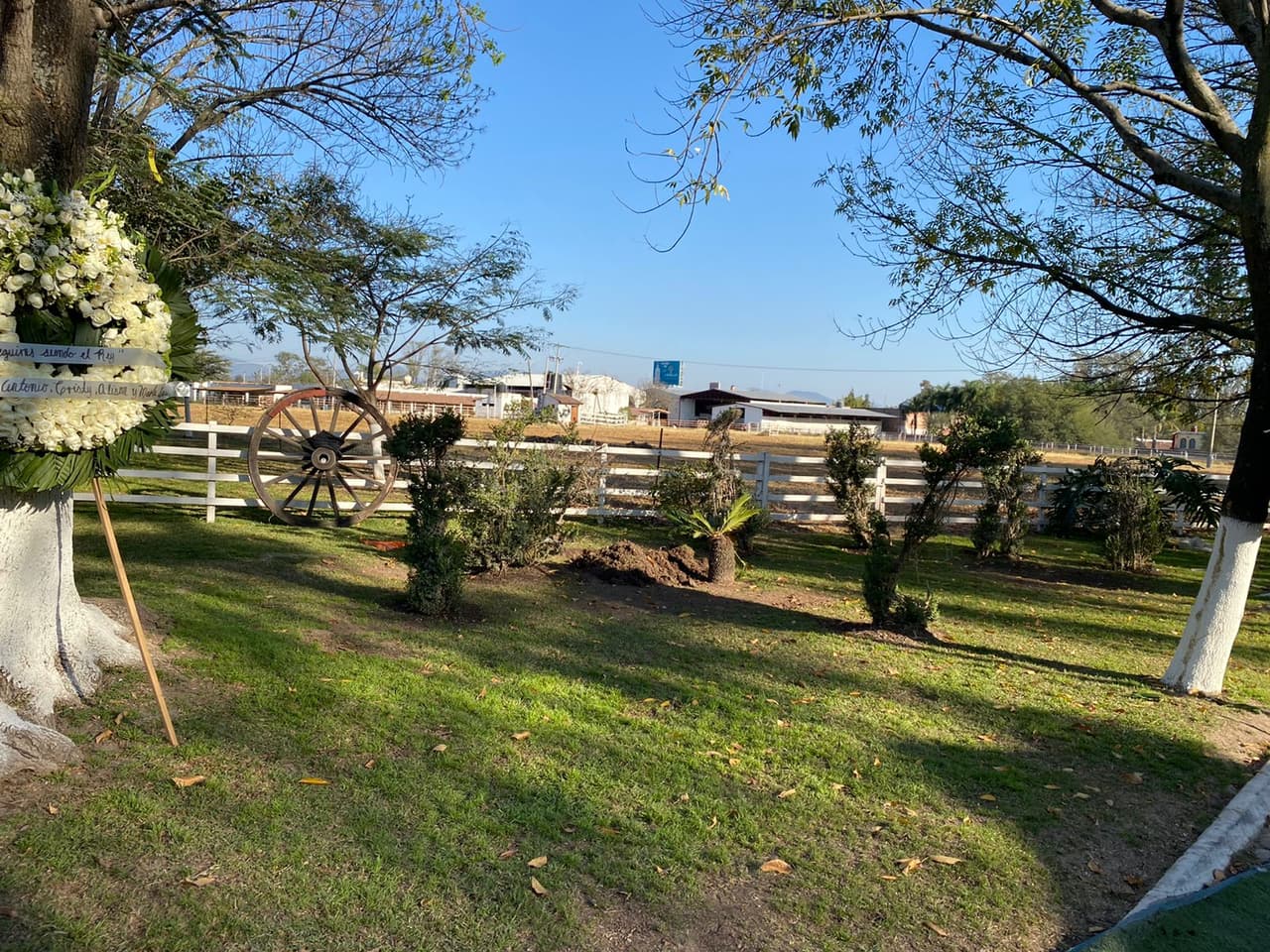 El rancho tiene caballerizas, cuyos caballos también formaron parte del homenaje privado.