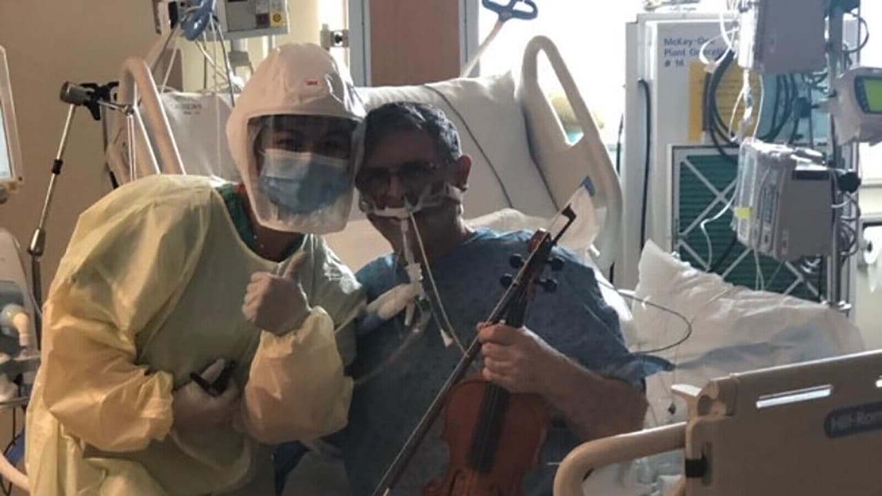 Un paciente intubado con coronavirus toca el violín como agradecimiento al personal médico
