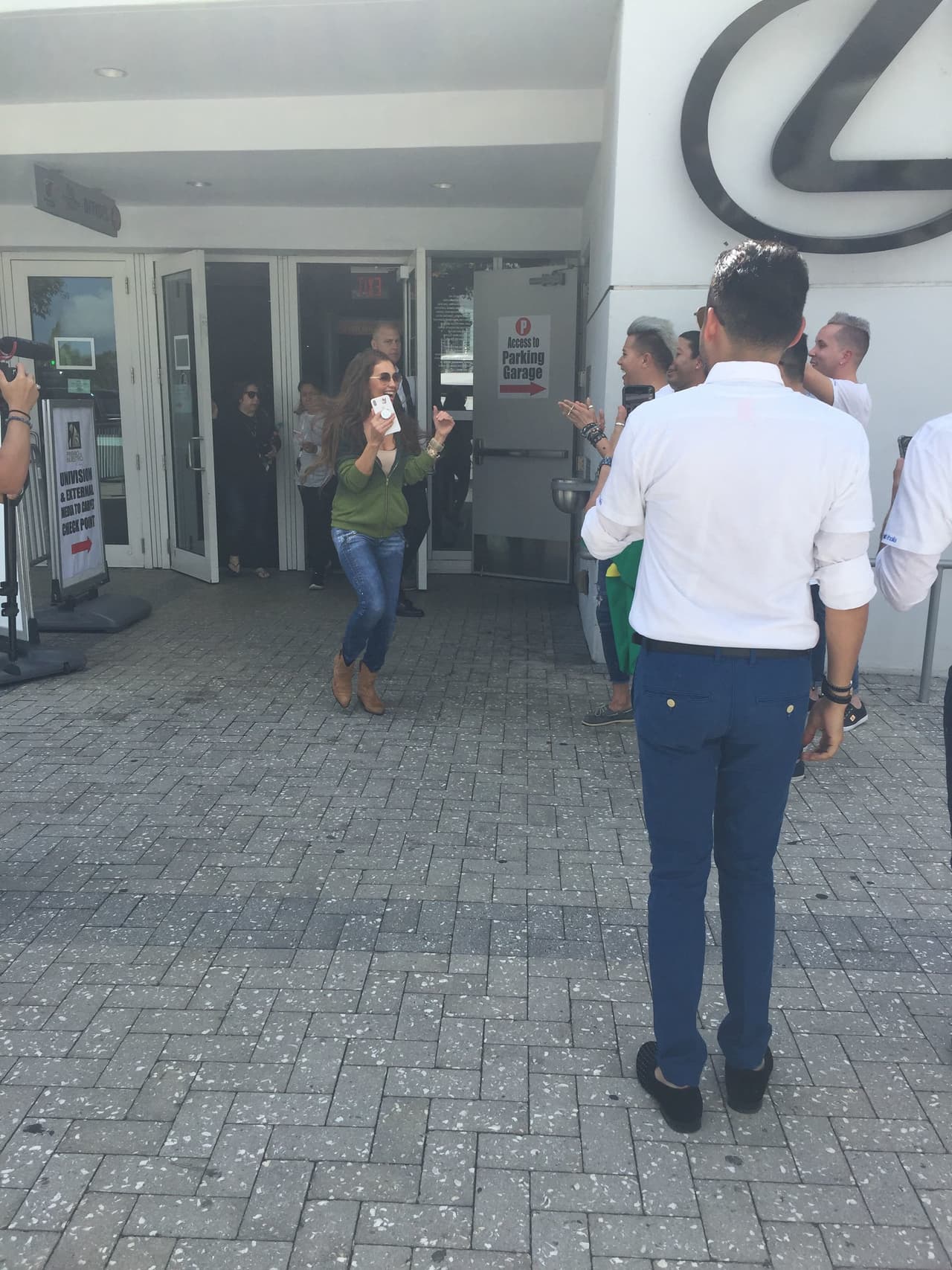 Thalía dejó a todos sorprendidos cuando salió al encuentro de sus fans.