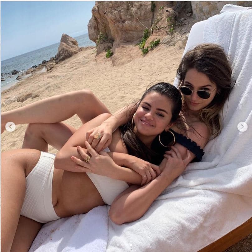 Selena Gomez posa con un bikini blanco