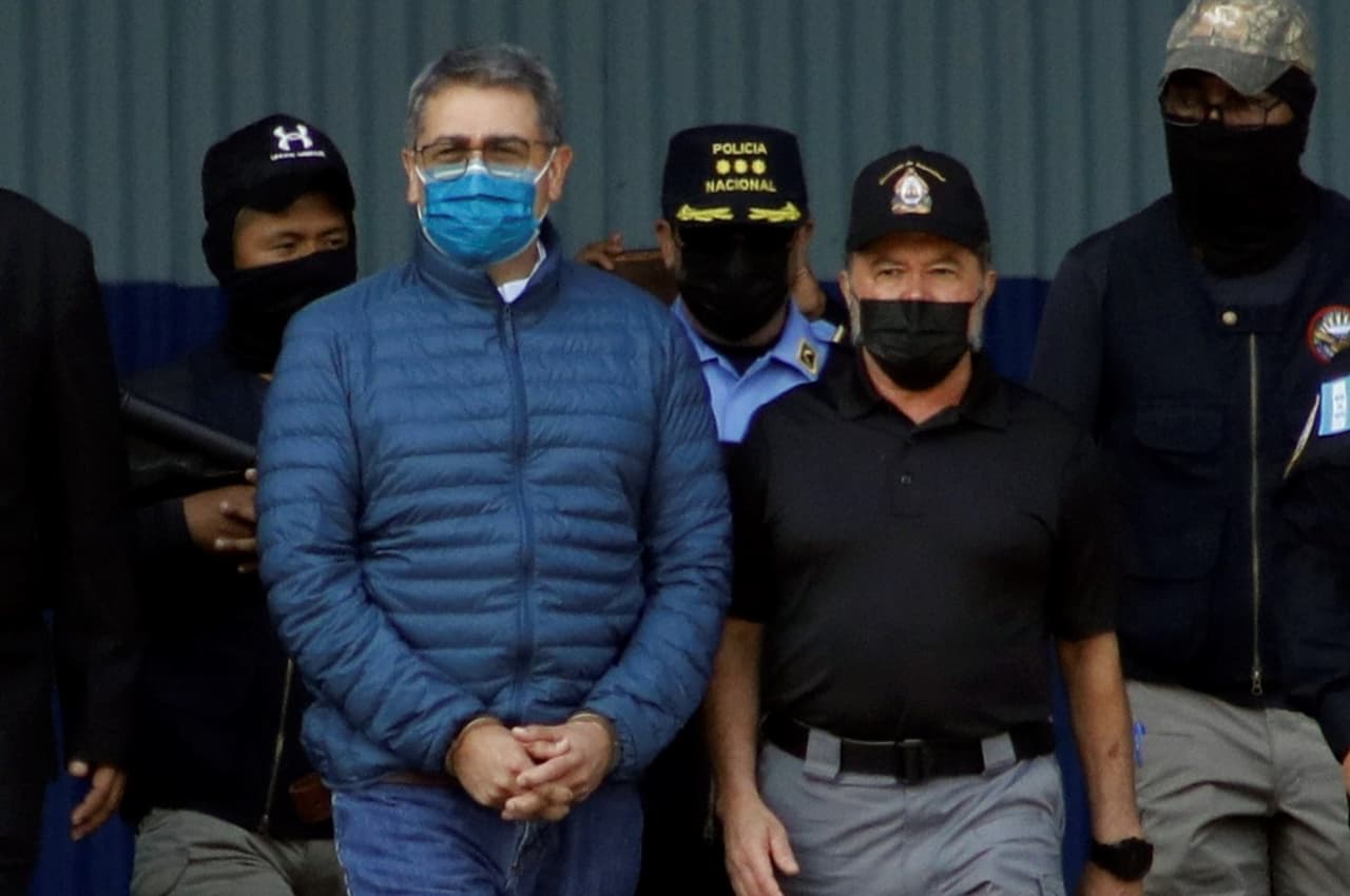 Corte ordena que expresidente Juan Orlando Hernández siga detenido en su primera audiencia en Nueva York